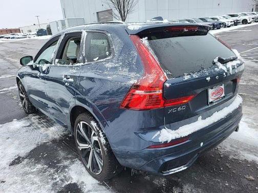 2023 Volvo XC60 B5 Ultimate Dark Theme