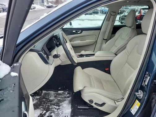 2023 Volvo XC60 B5 Ultimate Dark Theme