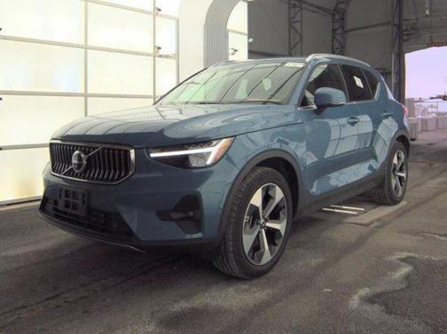 2025 Volvo XC40 B5 Plus Bright Theme