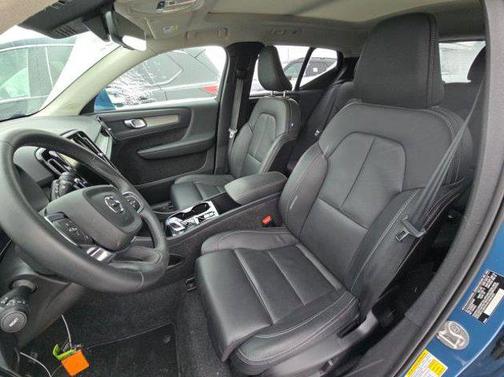 2025 Volvo XC40 B5 Plus Bright Theme