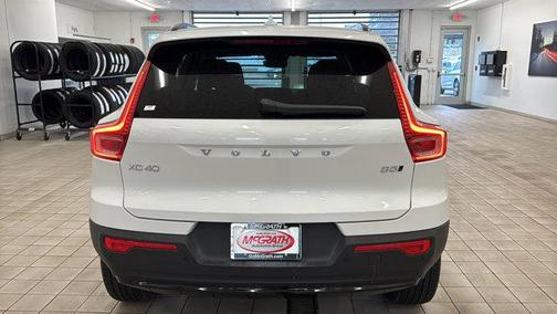 2026 Volvo XC40 Plus, B5 AWD Gas (mild hybrid), Dark