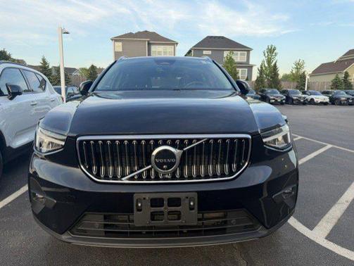 Onyx Black Metallic 2023 Volvo XC40 B5 Ultimate Bright Theme