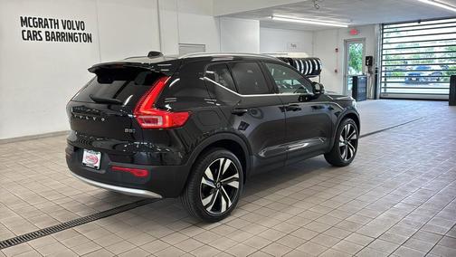 Onyx Black Metallic 2023 Volvo XC40 B5 Ultimate Bright Theme