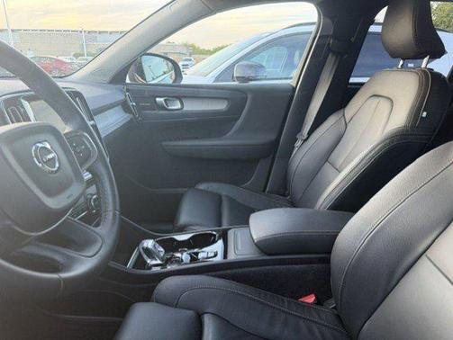 Onyx Black Metallic 2023 Volvo XC40 B5 Ultimate Bright Theme