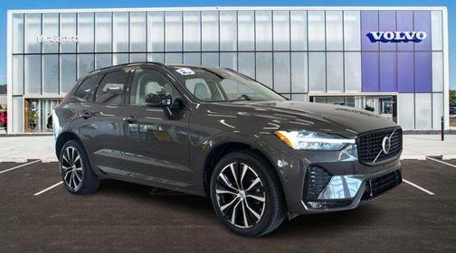 Platinum Grey Metallic 2023 Volvo XC60 B5 Plus Dark Theme