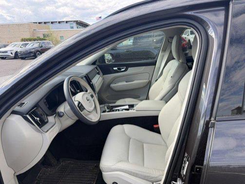 Platinum Grey Metallic 2023 Volvo XC60 B5 Plus Dark Theme
