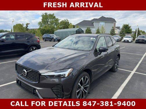 Platinum Grey Metallic 2023 Volvo XC60 B5 Plus Dark Theme