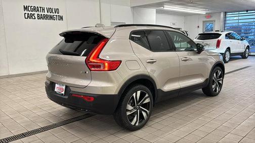 Bright Dusk Metallic 2023 Volvo XC40 B5 Plus Dark Theme
