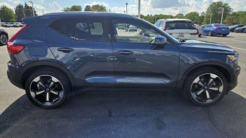 2022 Volvo XC40 T5 Momentum