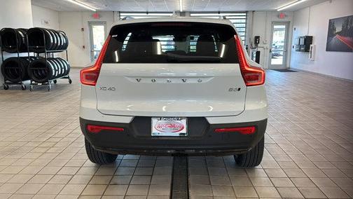 2025 Volvo XC40 B5 Ultra Dark Theme