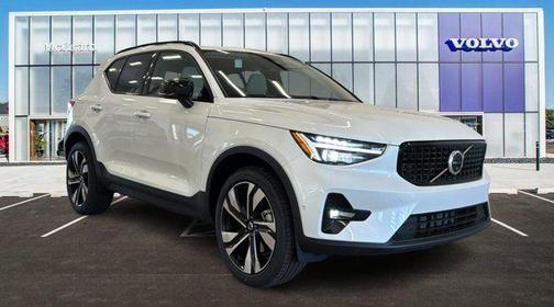 2025 Volvo XC40 B5 Ultra Dark Theme