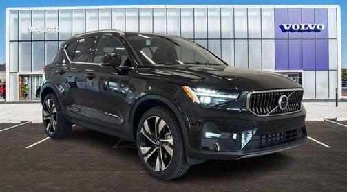 2025 Volvo XC40 B5 Ultra Bright Theme