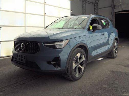 2025 Volvo XC40 B5 Plus Dark Theme