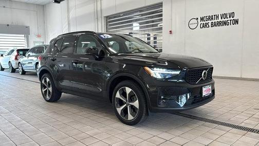 2023 Volvo XC40 B5 Plus Dark Theme