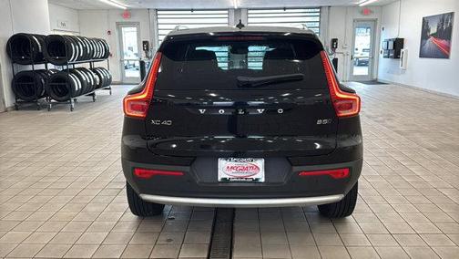 2023 Volvo XC40 B5 Ultimate Bright Theme