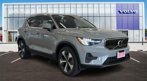 2025 Volvo XC40 B5 Core Bright Theme