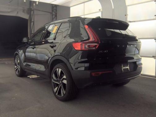 2026 Volvo XC40 Plus, B5 AWD Gas (mild hybrid), Dark