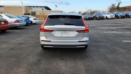 2025 Volvo V60 Cross Country Plus, B5 AWD Gas (mild hybrid)