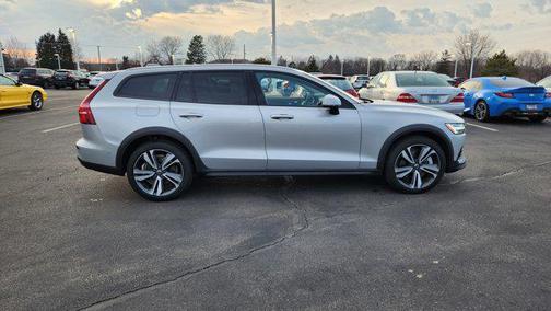 2025 Volvo V60 Cross Country Plus, B5 AWD Gas (mild hybrid)