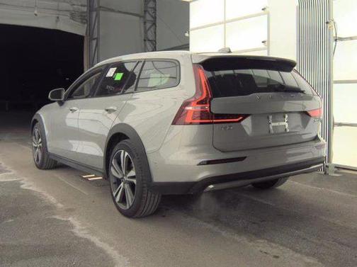 2025 Volvo V60 Cross Country Plus, B5 AWD Gas (mild hybrid)