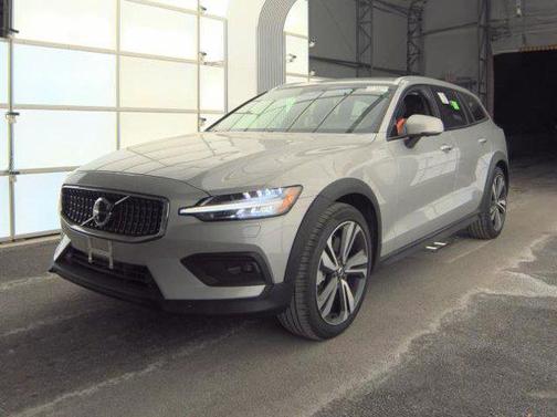 2025 Volvo V60 Cross Country Plus, B5 AWD Gas (mild hybrid)