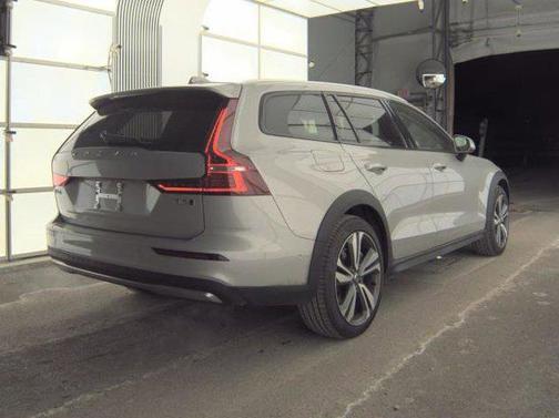 2025 Volvo V60 Cross Country Plus, B5 AWD Gas (mild hybrid)