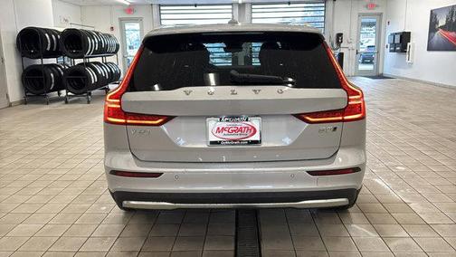 2025 Volvo V60 Cross Country Plus, B5 AWD Gas (mild hybrid)