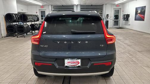 2022 Volvo XC40 T5 Momentum