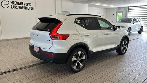 2025 Volvo XC40 B5 Plus Dark Theme