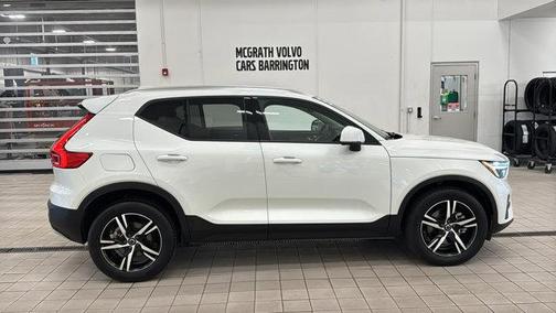 Crystal White Metallic 2023 Volvo XC40 B5 Core