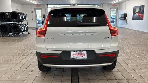 2025 Volvo XC40 B5 Ultra Bright Theme