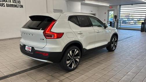 2025 Volvo XC40 B5 Ultra Bright Theme