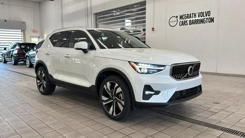 2025 Volvo XC40 B5 Ultra Bright Theme