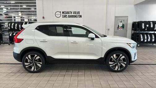 2025 Volvo XC40 B5 Ultra Bright Theme