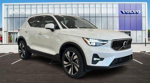 2025 Volvo XC40 B5 Ultra Bright Theme