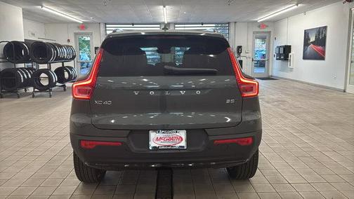 Forest Lake 2026 Volvo XC40 Plus, B5 AWD Gas (mild hybrid), Dark