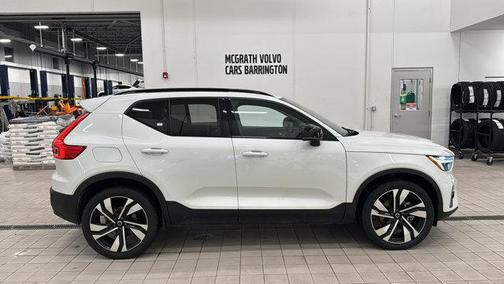 2023 Volvo XC40 B5 Plus Dark Theme