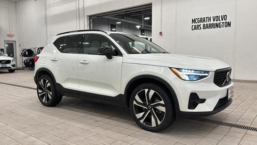 2023 Volvo XC40 B5 Plus Dark Theme