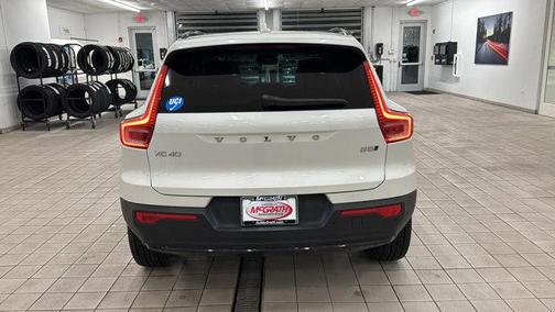 2023 Volvo XC40 B5 Plus Dark Theme