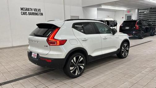 2023 Volvo XC40 B5 Plus Dark Theme
