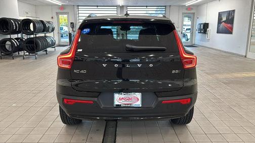 2023 Volvo XC40 B5 Ultimate Dark Theme