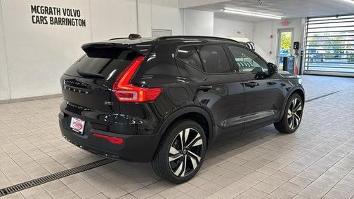 2023 Volvo XC40 B5 Ultimate Dark Theme