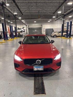 2024 Volvo S60 Recharge Plug-In Hybrid T8 Ultimate Dark Theme