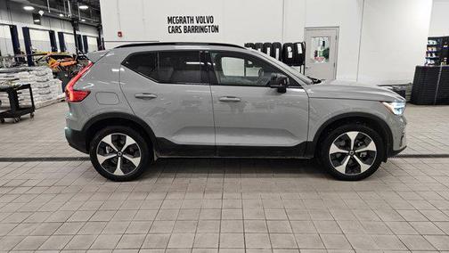 2025 Volvo XC40 B5 Plus Dark Theme