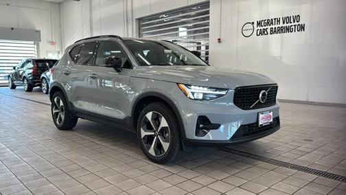 2025 Volvo XC40 B5 Plus Dark Theme