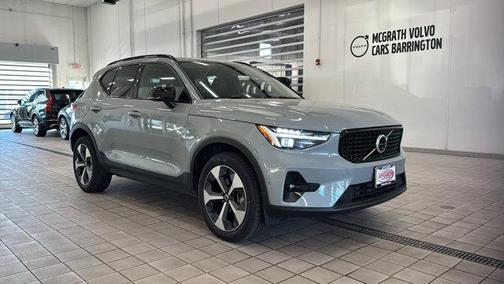 2025 Volvo XC40 B5 Plus Dark Theme