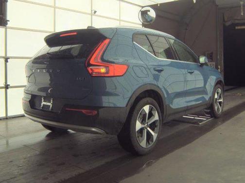 2025 Volvo XC40 B5 Plus Bright Theme