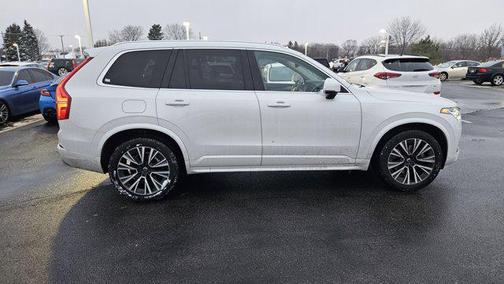 2022 Volvo XC90 T5 Momentum