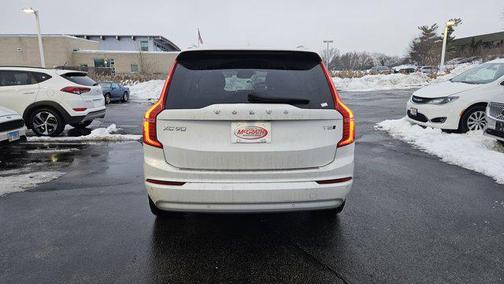 2022 Volvo XC90 T5 Momentum