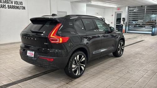 2026 Volvo XC40 Ultra, B5 AWD Gas (mild hybrid), Dark